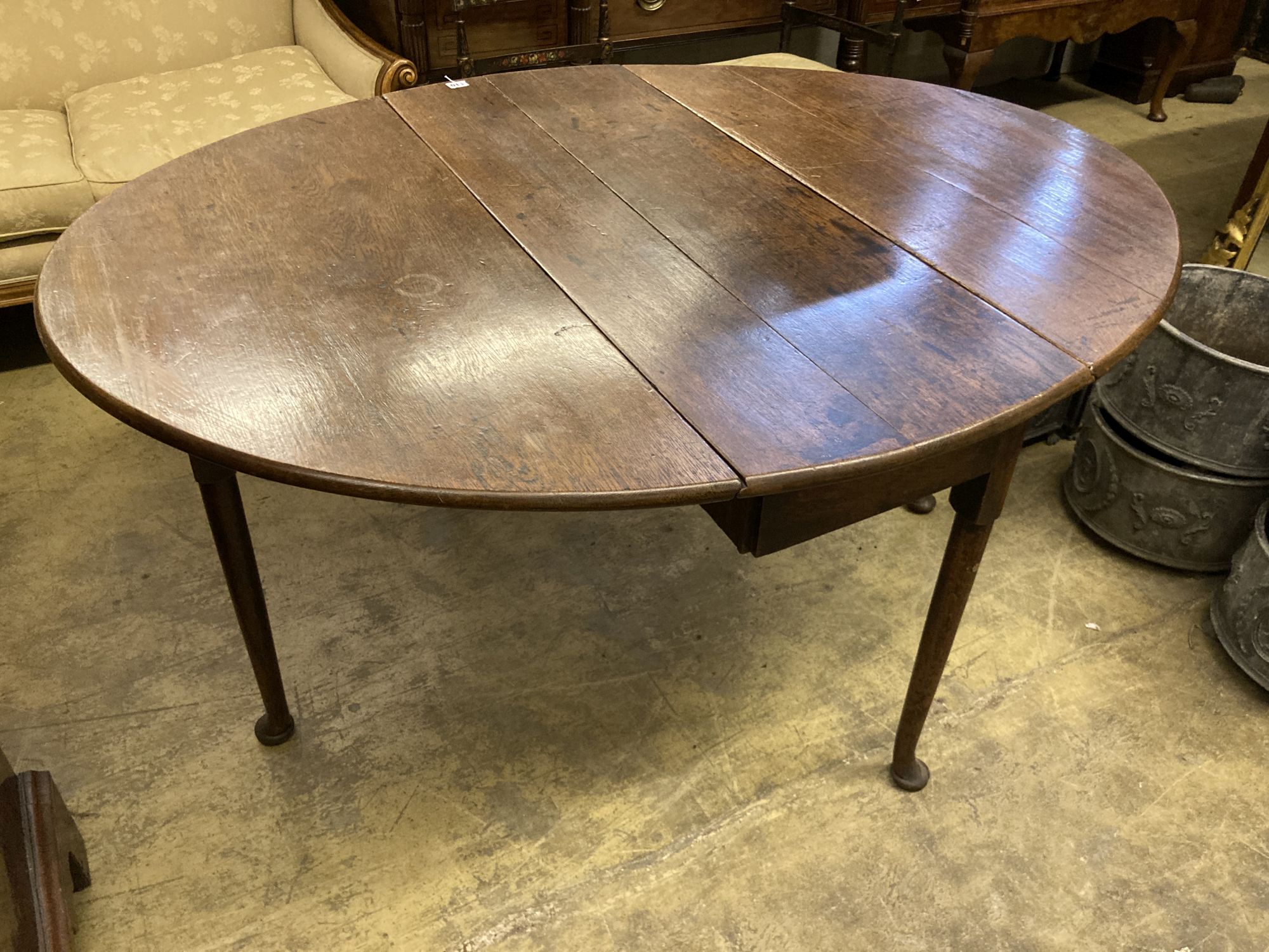 A George III oak drop leaf dining table, width 122cm, depth 178cm extended, height 73cm